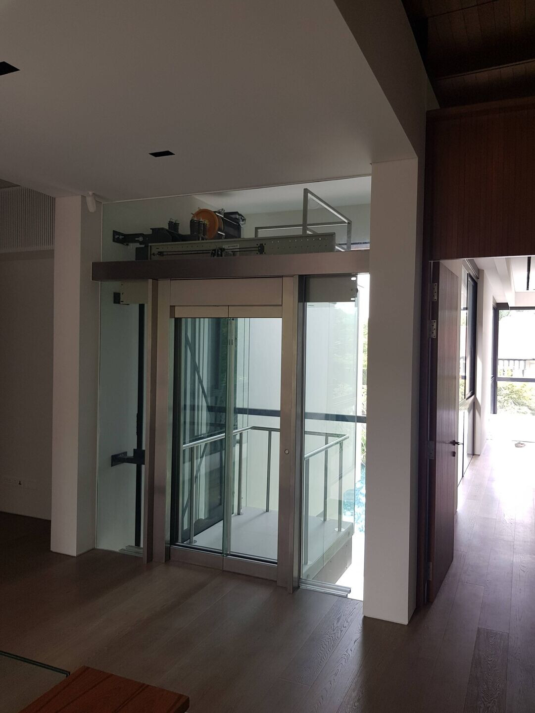 新加坡植物园旁的无框玻璃电梯别墅-13