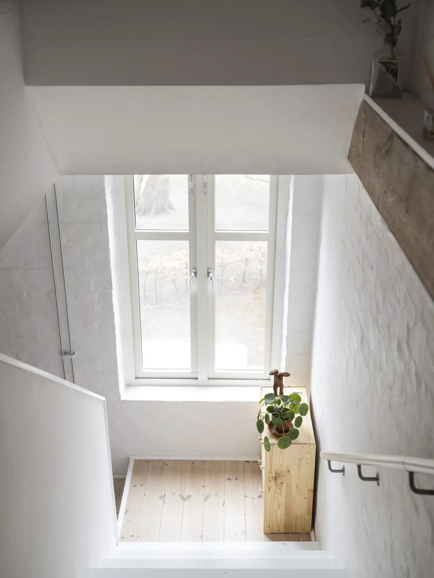 瑞典一旧楼顶层公寓的活力黄灰设计-15