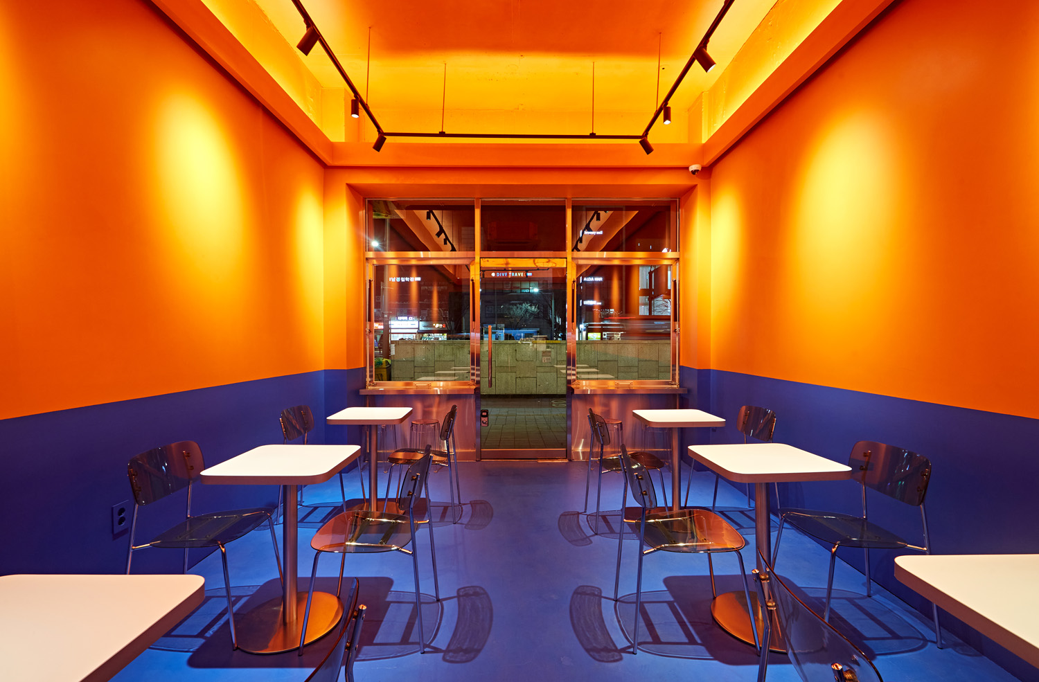 色彩斑斓的咖啡厅 | 迷你咖啡馆的室内设计魅力-8