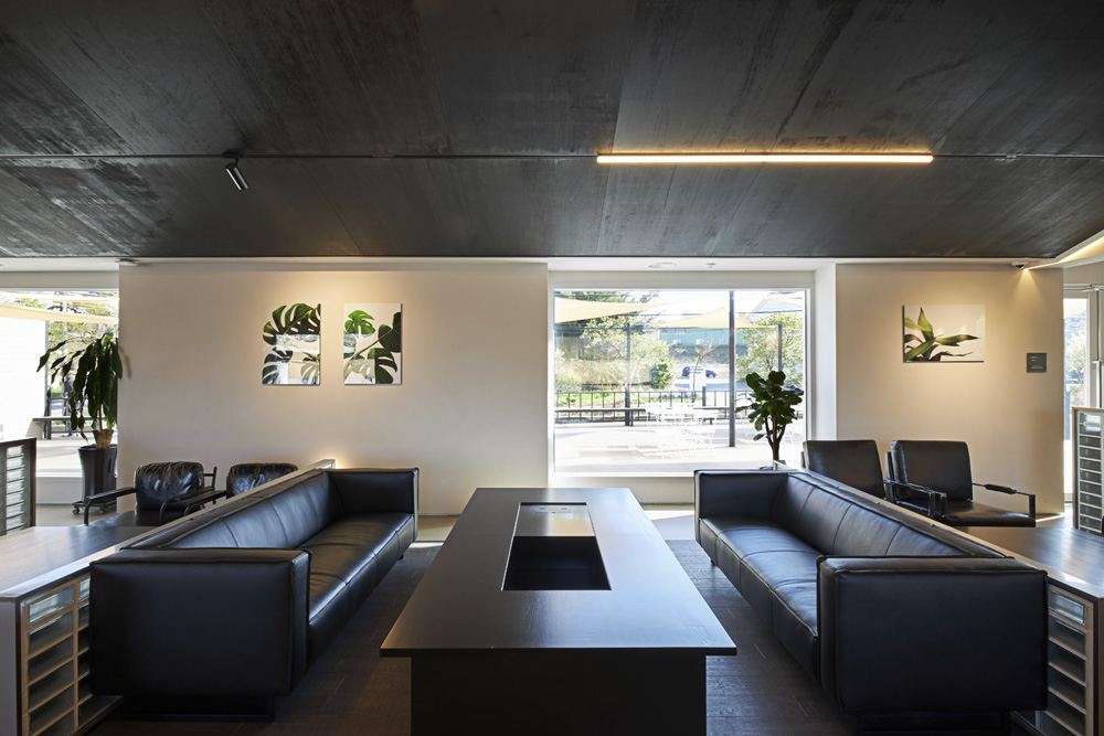 具有现代氛围的两层大型烘焙咖啡馆室内设计专业公司-4