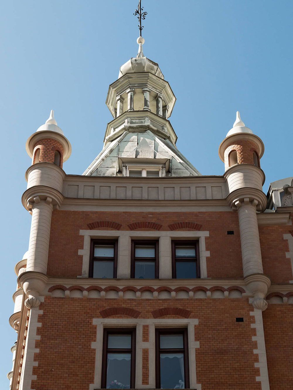 瑞典斯德哥尔摩 48㎡小公寓的绿色与深蓝魅力-17