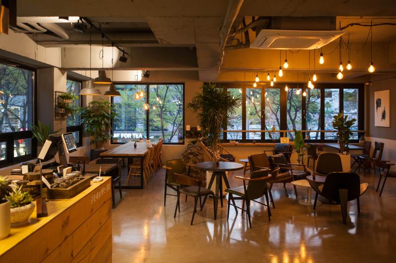 74 平咖啡馆的简约设计魅力-6