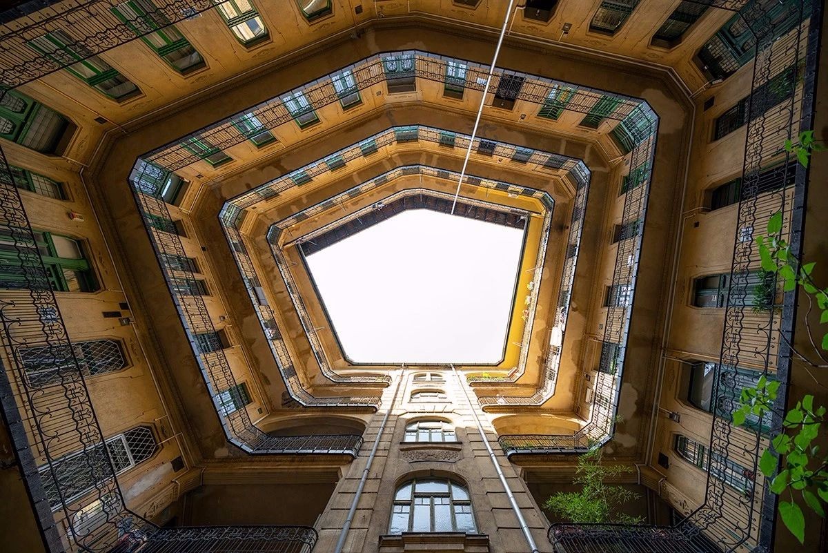 穿越天空的隧道 | 摄影师 Zsolt Hlinka 的几何建筑视觉-12