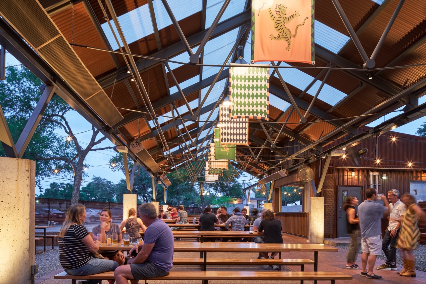 Easy Tiger烘焙店与啤酒花园The Linc分店丨美国奥斯汀丨Furman & Keil Architects-13