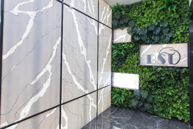 【凯悦装饰】以地板胶、地毯和不绣钢为主材料的办公室-1