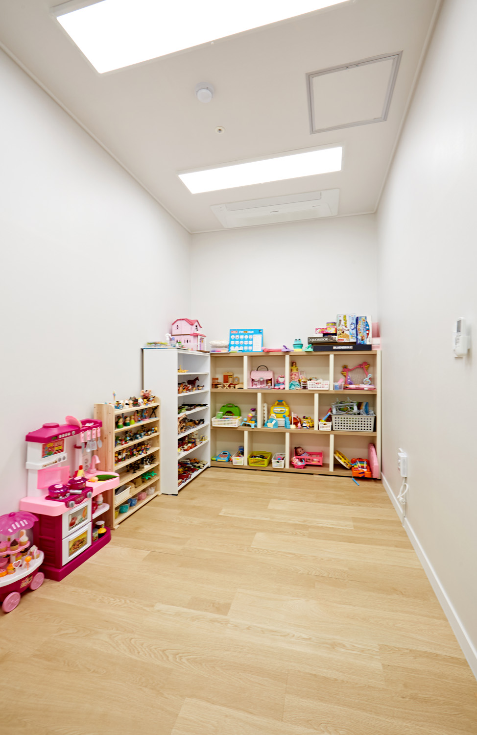 24 平米儿童发展中心，极简设计展现无限可能-16