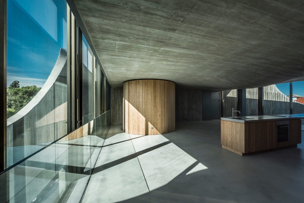 极简主义葡萄牙之家,悬浮泳池成焦点-9