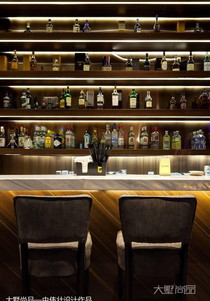 230㎡现代酒吧餐厅,绿色植物与柔和灯光打造露天卡座区-6