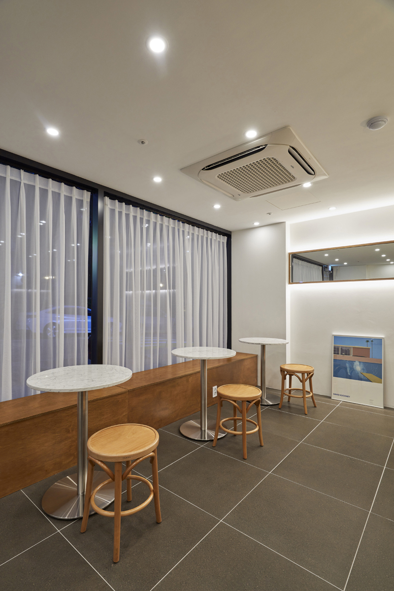 十平米现代白色木质概念咖啡厅-9