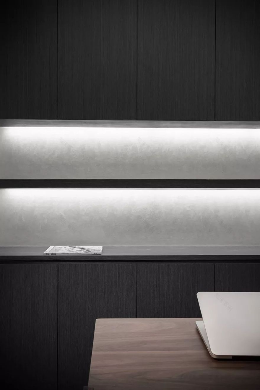 质感源·C 宅 | 黑色神秘魅力的戏剧性空间-33