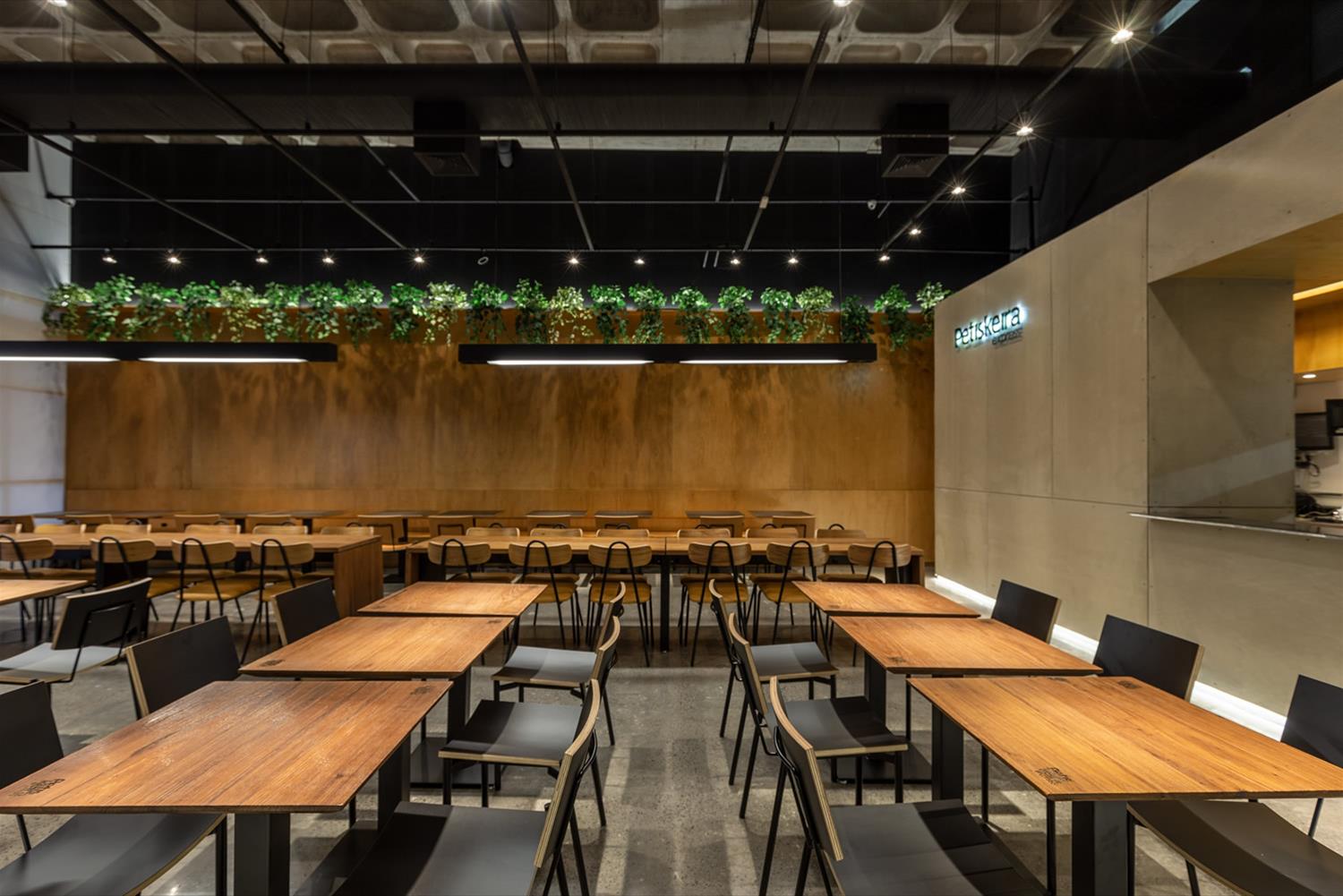 巴西 Petiskeira Express 餐厅 | 现代设计与环保材料的完美结合-8