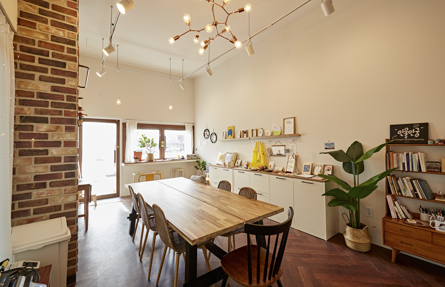 白色与木质，打造极简优雅办公空间-9