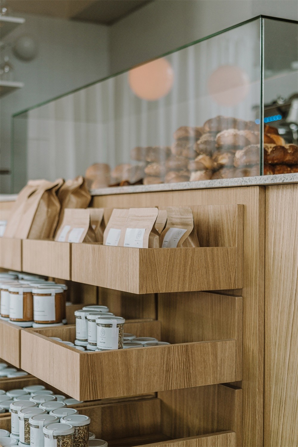 波兰 Nadzieja 现代风格餐厅 | 白色瓷砖、棕皮钢管椅展现包豪斯风格-17