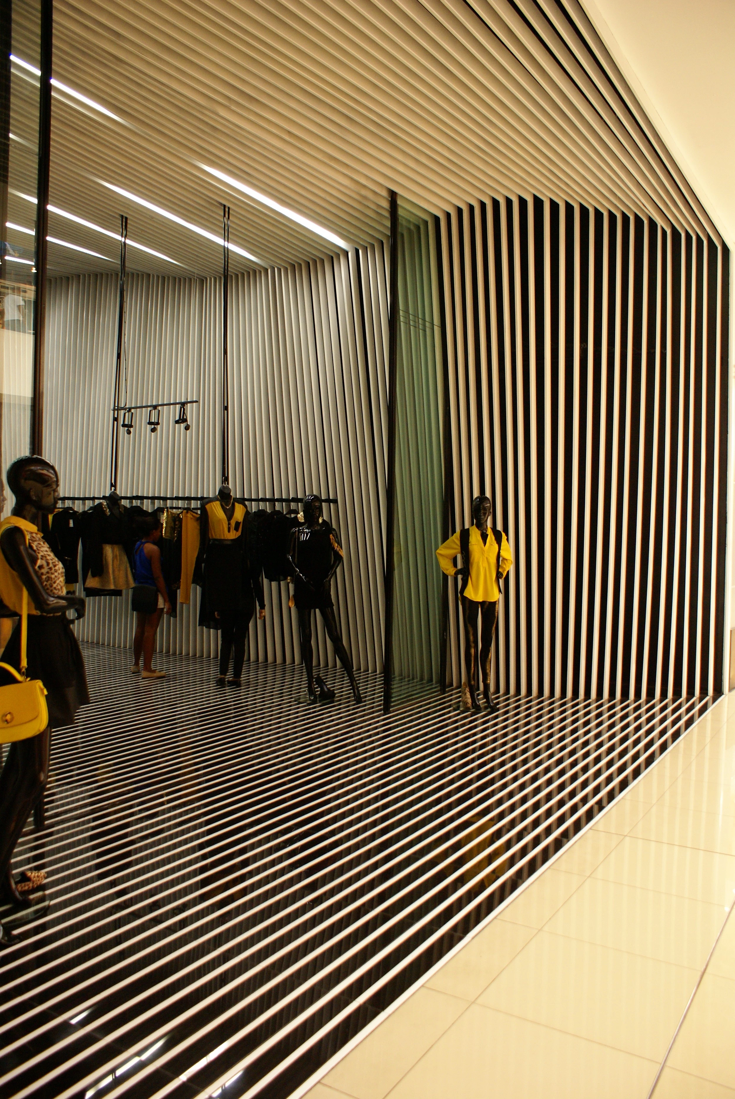 弧形幕布下的服装展示空间-5