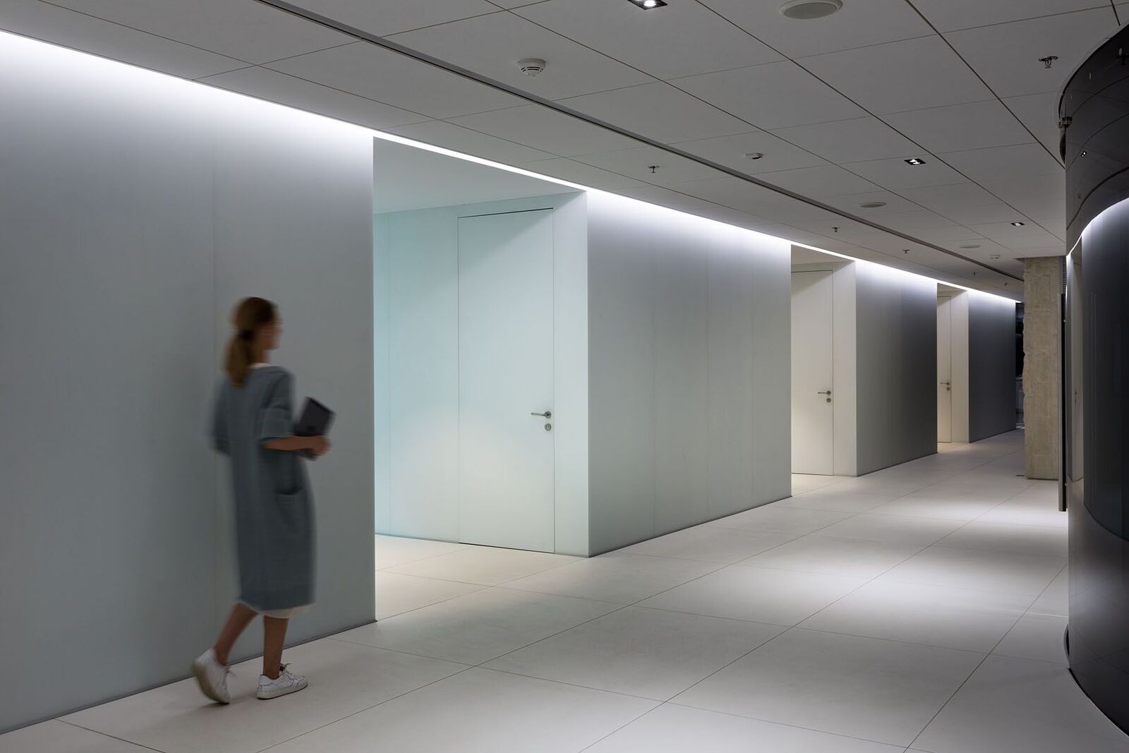 鑫伟办公室

注：鑫伟是根据拼音推测的可能人名或公司名等专有名词，如果有其他背景信息可提供更准确的翻译 丨乌克兰基辅丨MONO Architects-26