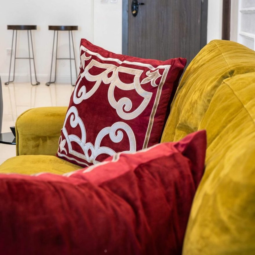 拉各斯短租公寓活力客厅设计丨尼日利亚拉各斯丨Onnalush Interiors-14