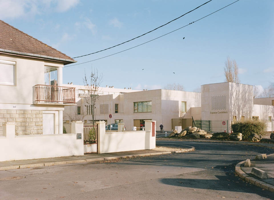 弧形墙体打造和谐环境,彩色混凝土呈现现代永恒-3