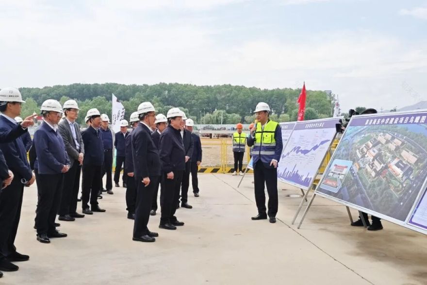 龚正率上海市代表团考察上海建工青海果洛海东中学项目-16