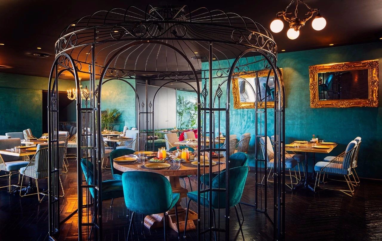 布朗酒店的灯塔-26