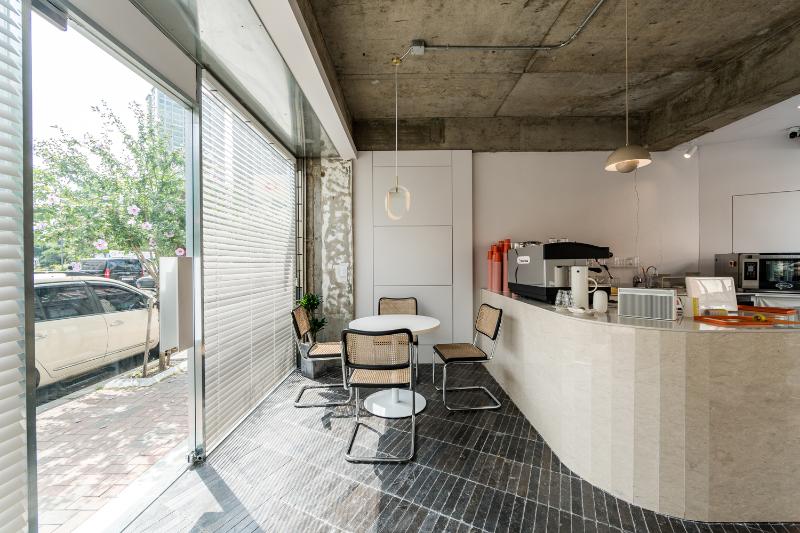 十平米纯白概念咖啡厅，极简风格的魅力-4