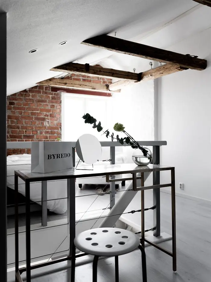 瑞典 1931 年老建筑中的红砖阁楼卧室-4