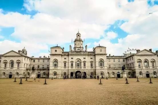 买不起“学区房”，他带2个女儿住进破马厩，花4年爆改，市价3300万!-6