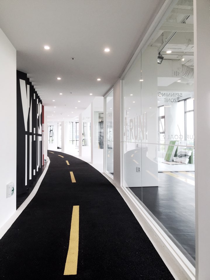 简约时尚的白钢健身房-5