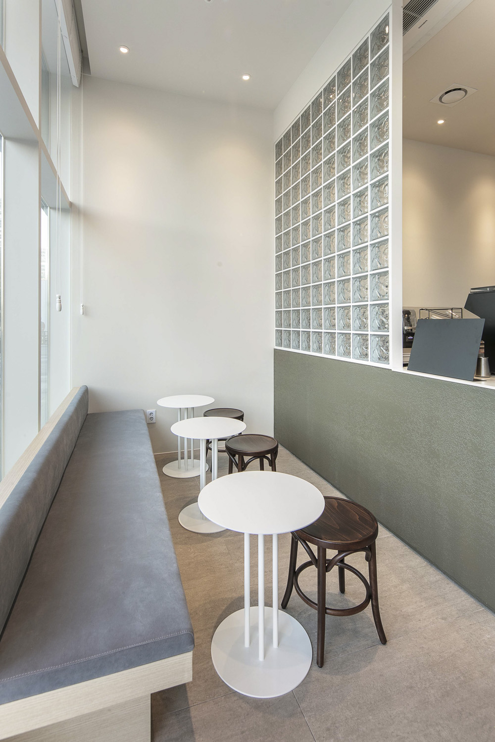 现代时尚，30 平咖啡厅的精致内饰-9