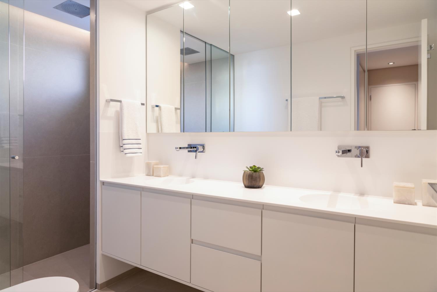 巴西 SP 住宅 | 金属折叠楼梯设计，双层高客厅与泳池完美融合-14