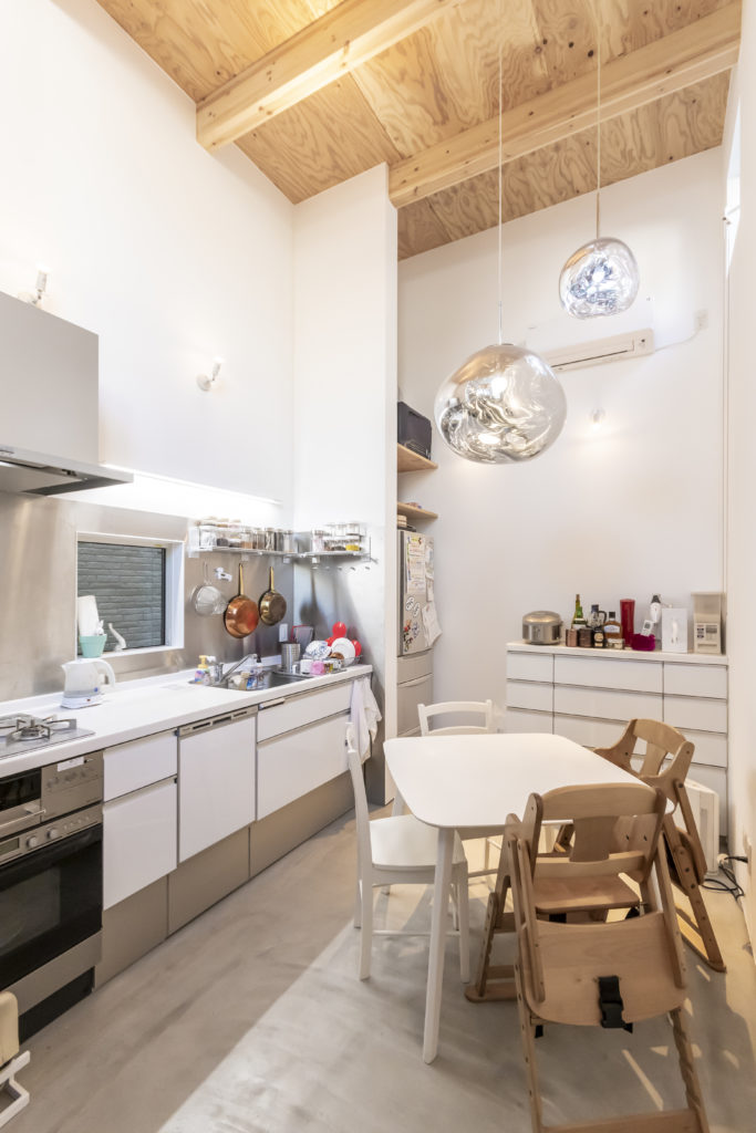 真ん中に螺旋階段のある家中庭のような階段を中心に明るく広く暮らす | Architecture | 100%LiFE-13