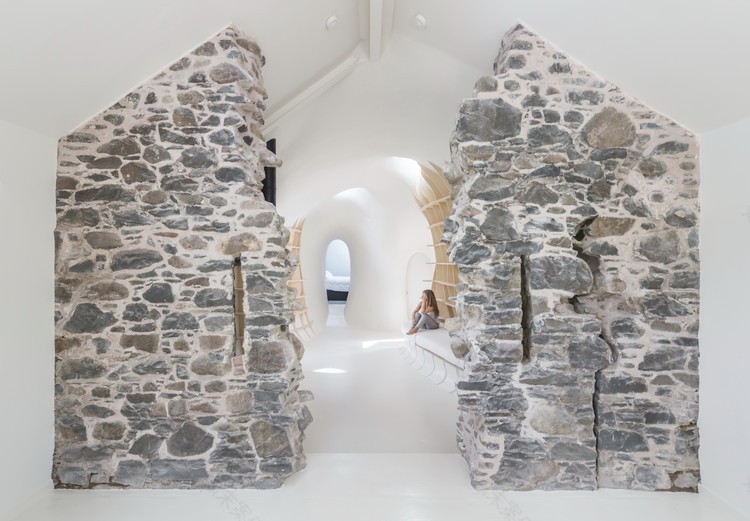 苏格兰废墟中的现代私人住宅-7