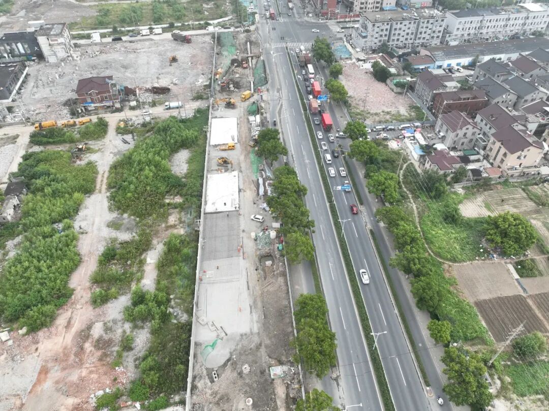 一建集团北青公路改扩建工程迎来新进展：徐乐北路站一阶段北侧保通道路完成翻交-10