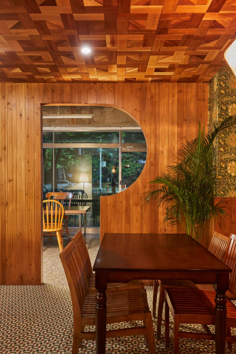 30 平米美食小店，木质元素营造温馨复古风-17