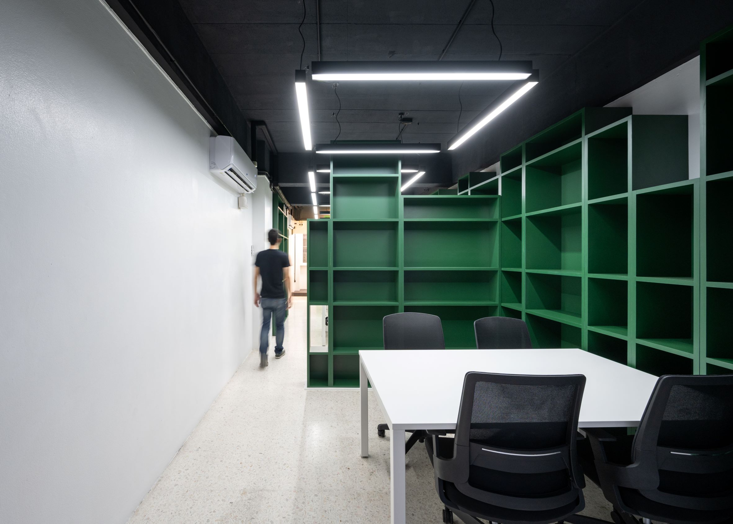 曼谷小型审计办公室的绿色木柜创意设计丨泰国曼谷-25