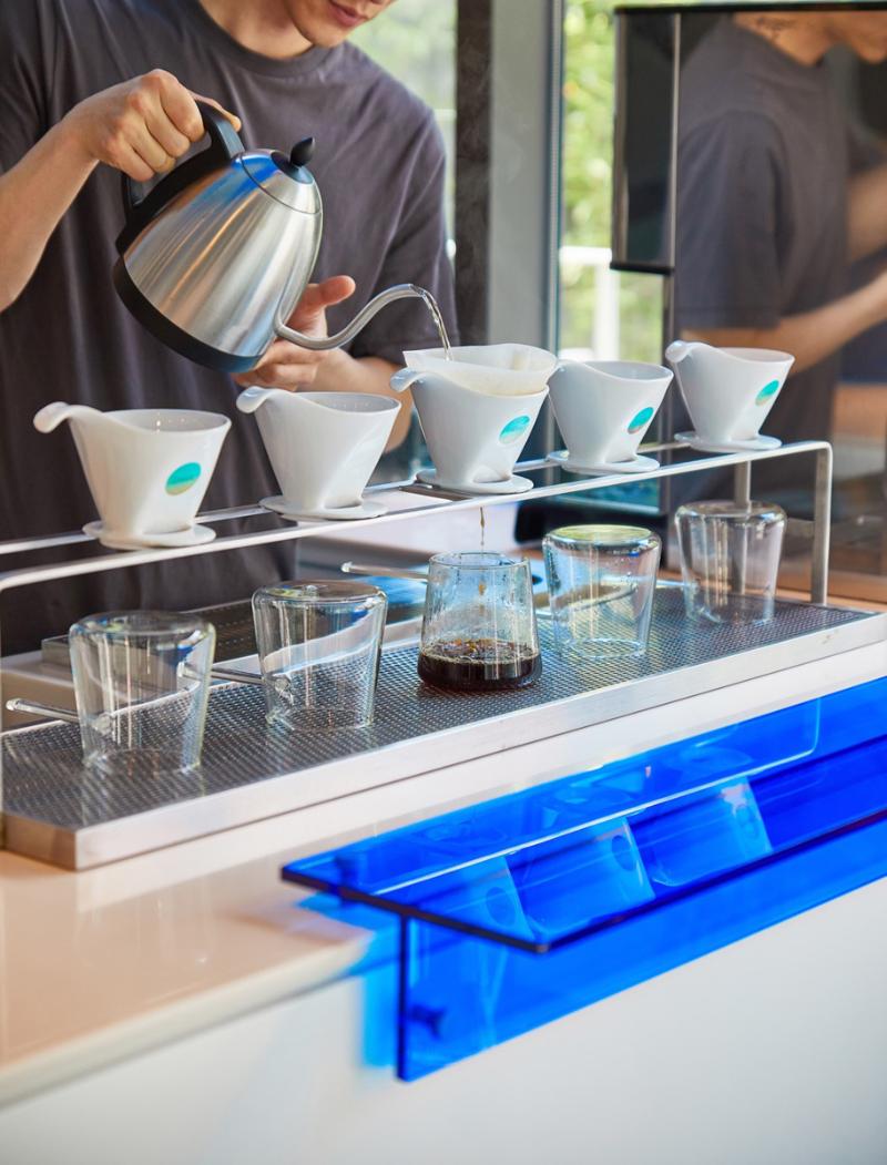 迷你蓝调布鲁克咖啡厅 | 精致室内设计的蓝色魅力-10