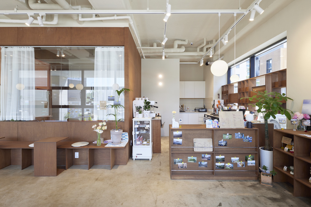 "50 平米白色木质甜品咖啡厅设计"-6