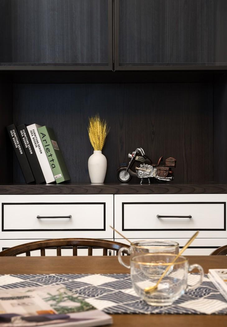 极简空间中的温润原木与神秘美感-10