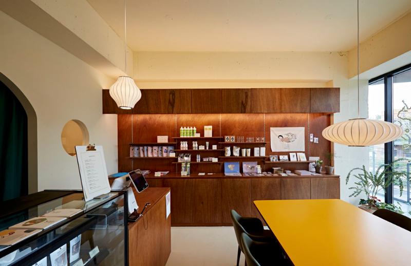 黄色桌点亮的 20 平米宠物食品店-9