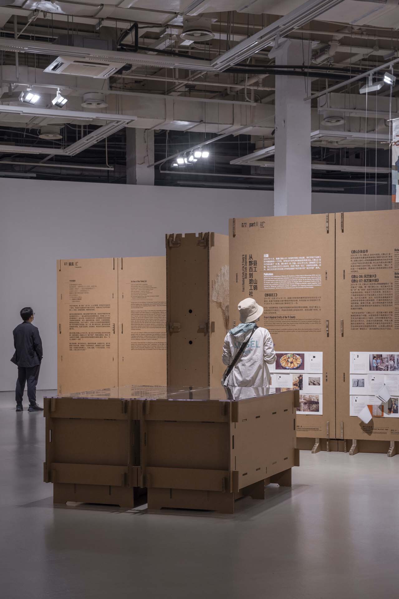 Exhibition Space Formed by Corrugated Cardboards / LUO studio-47