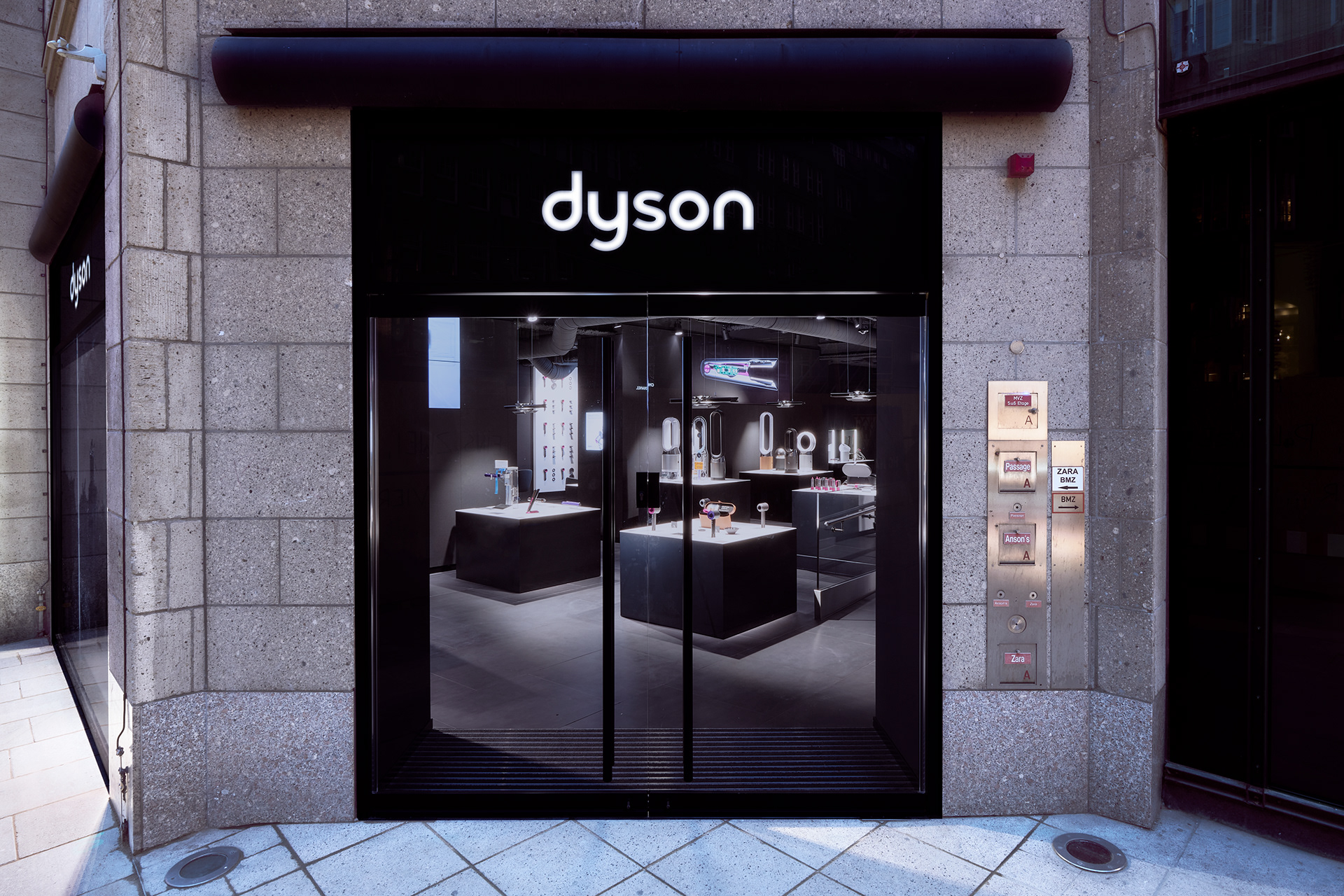 Dyson Demo Hamburg 吹风机店铺-3