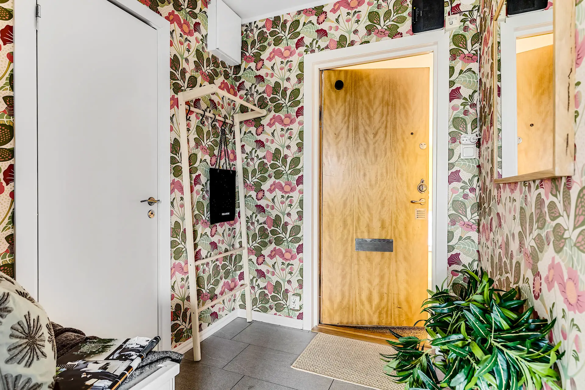 热情红卧室,独特设计公寓-17