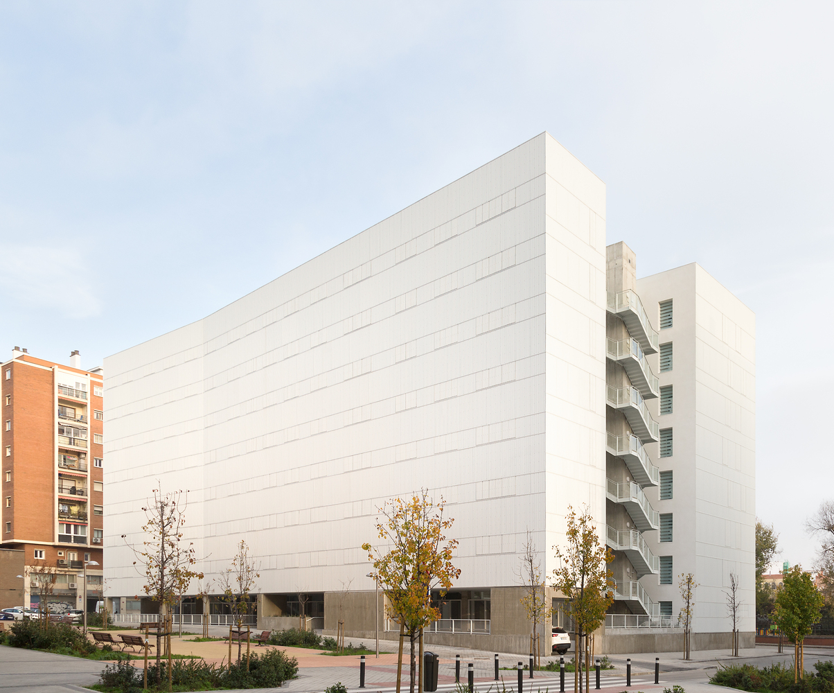 Madrid Adelfas 98 绿色住宅大楼，双体积设计优化自然光-13