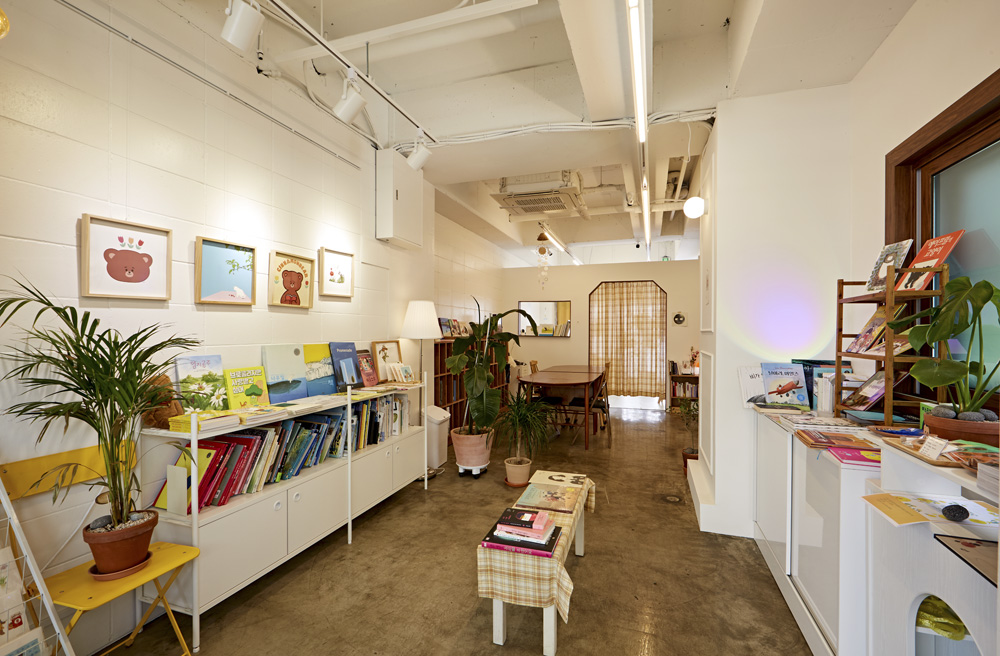 白色与木色交融的极简小书店设计-3