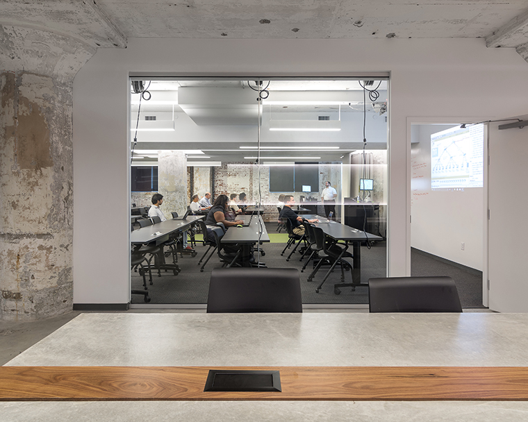 Tech901 办公空间 | 混凝土长桌与实木元素打造的协作中心-20