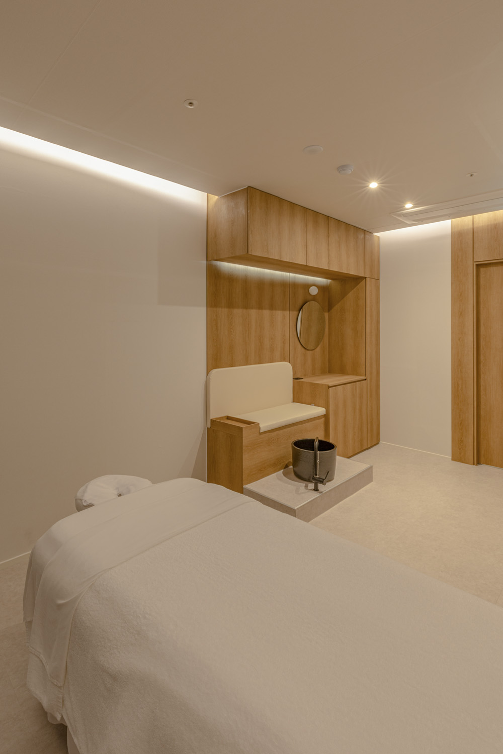 19 平米的白色与原木高级 SPA 空间设计-5