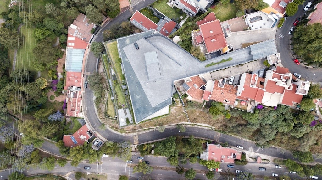 墨西哥城折叠空间豪宅,融入自然的线性设计-7