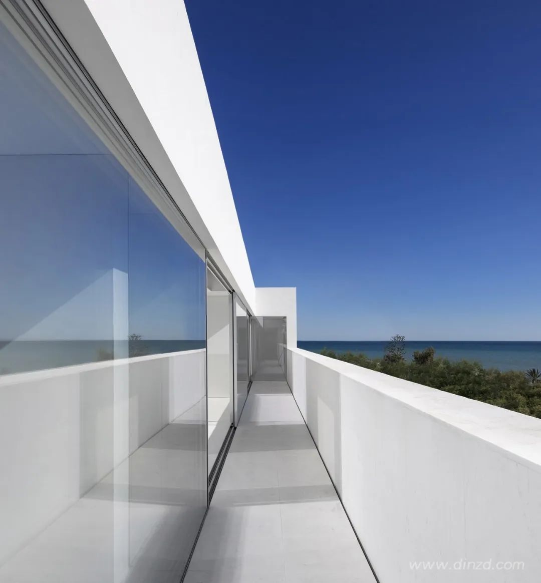 白色极简，融入自然的住宅设计-80