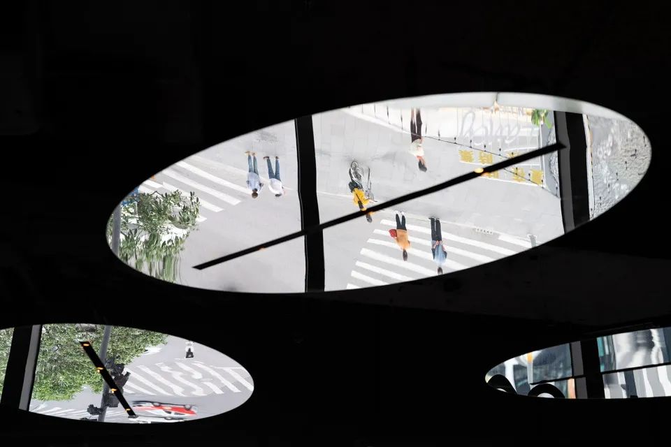 上海 SEESAW COFFEE 店 | 户外舒适感与咖啡豆镜子的创意设计-20