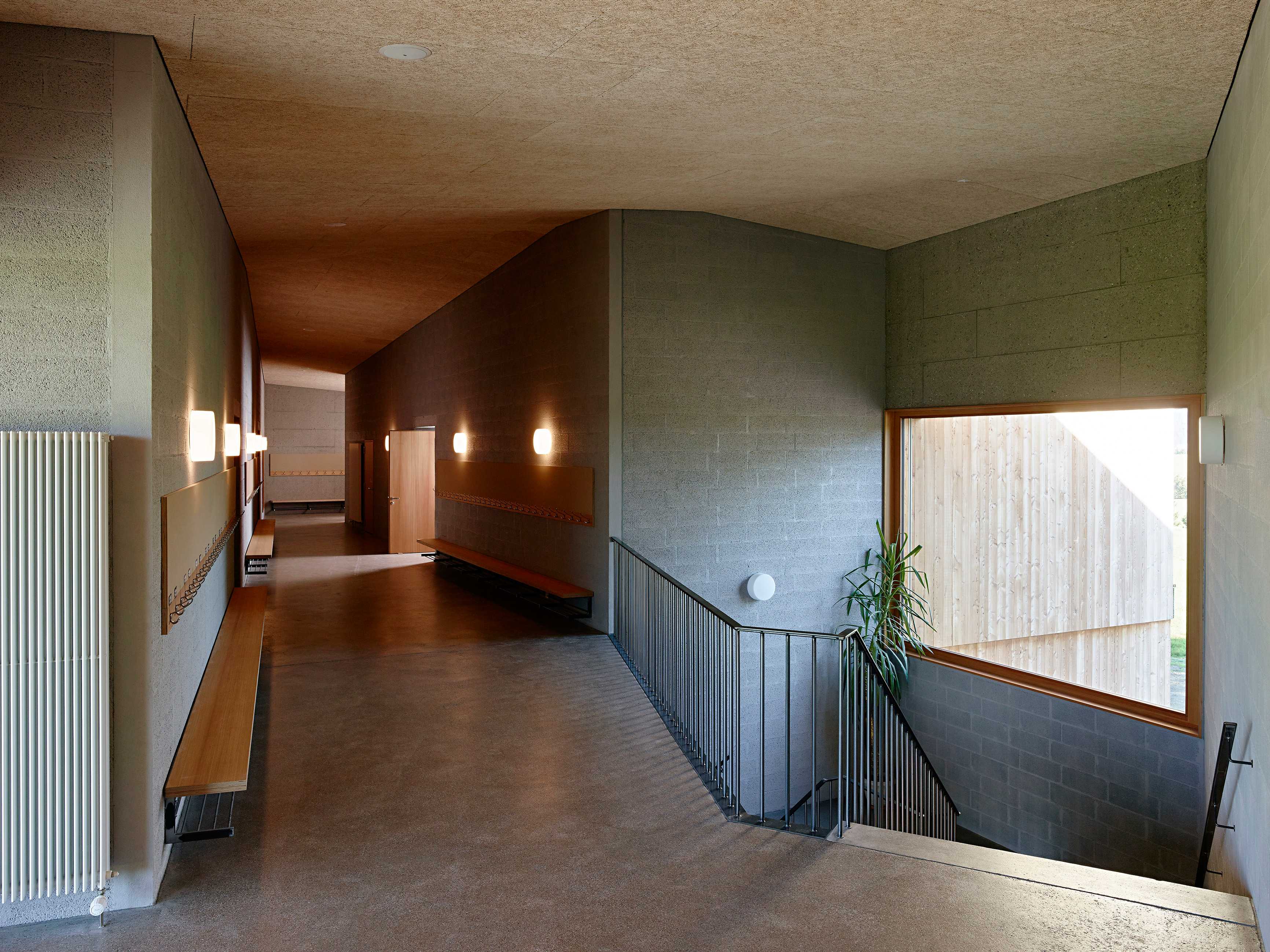 融入乡村景观的玻璃学校-6