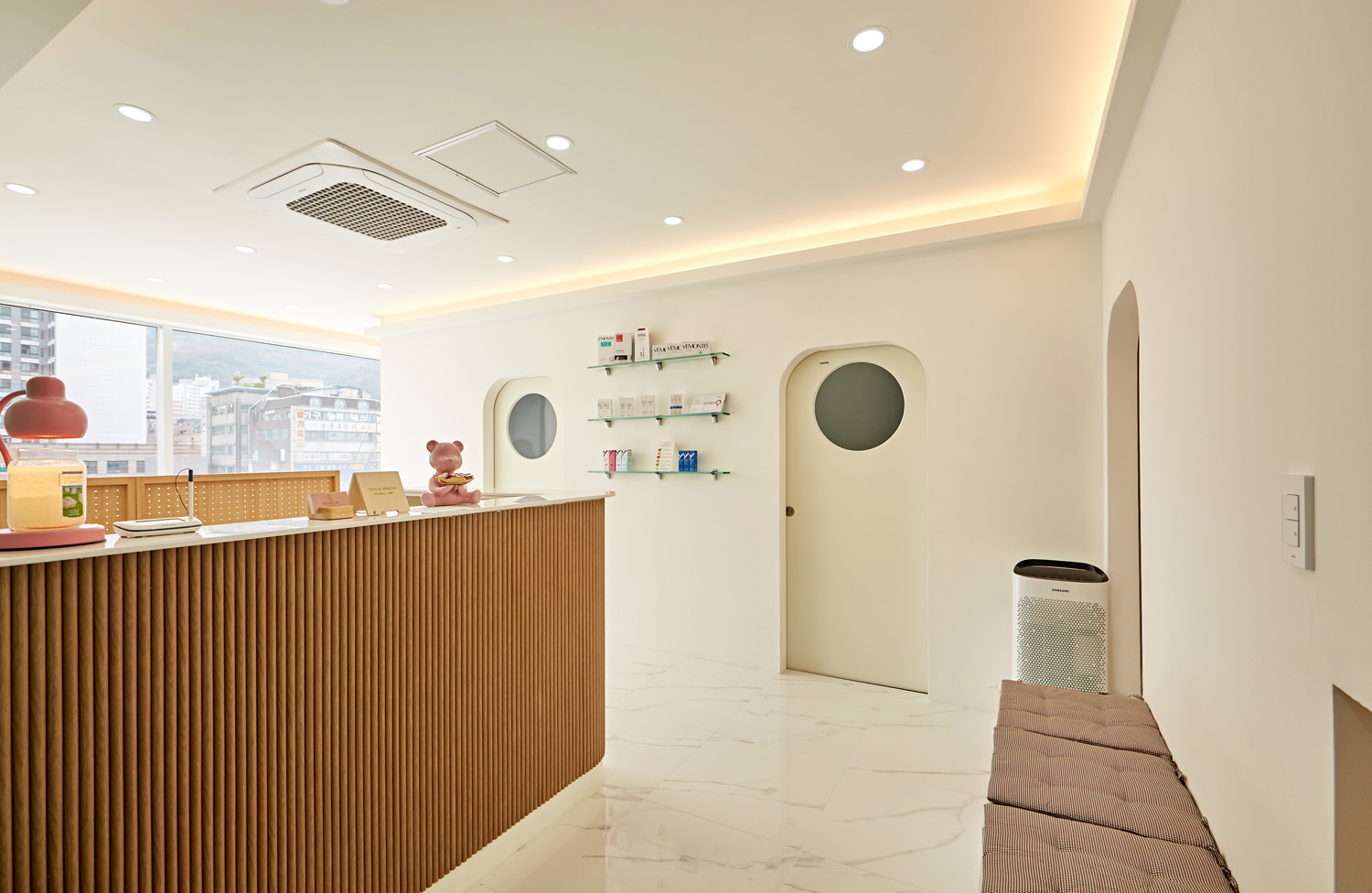 现代时尚的白色&木纹美妆店设计-2